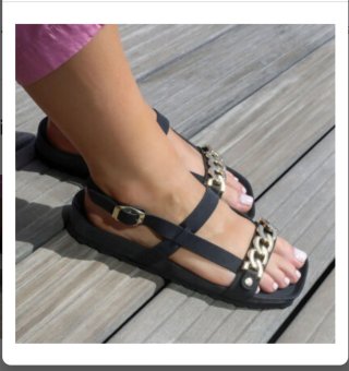 Sandalias Bayton Negras con Cadena Dorada