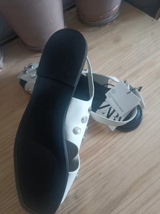 Sandalias Zara Tachos Blancas y Plateadas