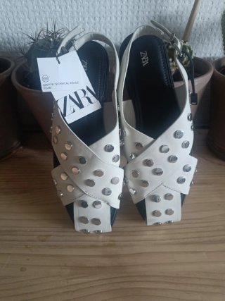 Sandalias Zara Tachos Blancas y Plateadas