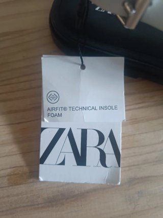 Sandalias Zara Tachos Blancas y Plateadas