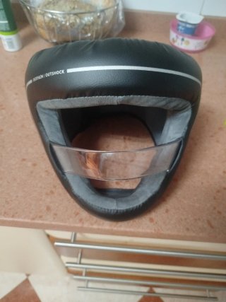 Guantes de boxeo negros y Casco
