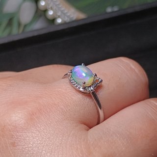 Anillo de ópalo natural con diseño de gato
