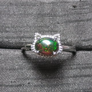 Anillo de ópalo natural con diseño de gato
