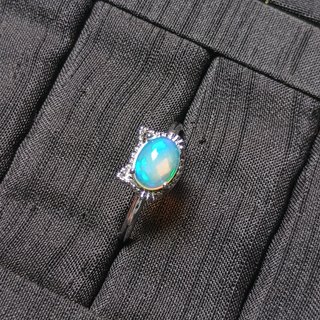 Anillo de ópalo natural con diseño de gato