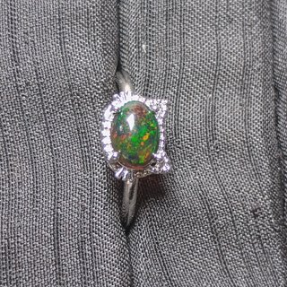 Anillo de ópalo natural con diseño de gato