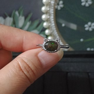 Anillo de ópalo natural con diseño de gato