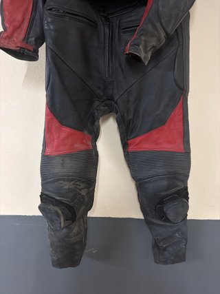 Mono de moto deportivo negro y rojo