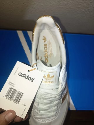 Zapatillas Adidas Blancas y Doradas