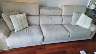 Sofá beige de tela extensible