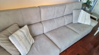 Sofá beige de tela extensible