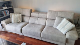 Sofá beige de tela extensible