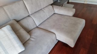 Sofá beige de tela extensible