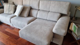 Sofá beige de tela extensible