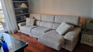 Sofá beige de tela extensible