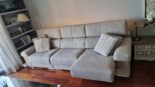 Sofá beige de tela extensible