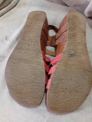 Sandalias de cuero marrón y rojo