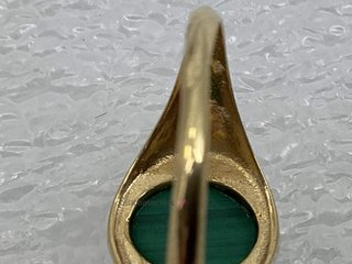 sello oro 18k con piedra con malaquita