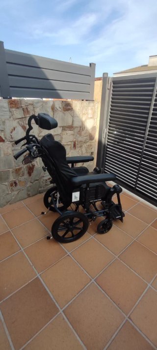Silla de ruedas básculante y reclinable