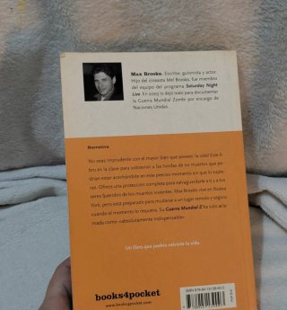 Divertido libro "Zombi, guía de supervivencia"