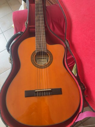 Guitarra Clásica con Micrófono y EQ. Como nueva.