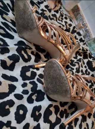 Sandalias tacón doradas tobillo