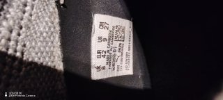 Botas de fútbol Puma grises y naranjas
