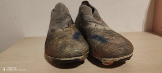 Botas de fútbol Puma grises y naranjas