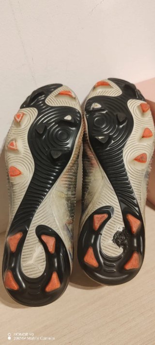 Botas de fútbol Puma grises y naranjas
