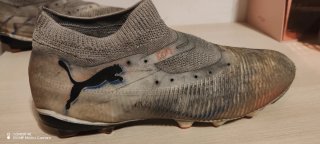 Botas de fútbol Puma grises y naranjas