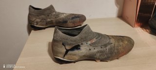 Botas de fútbol Puma grises y naranjas