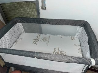 Minicuna gris para bebé con colchón