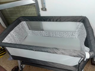 Minicuna gris para bebé con colchón