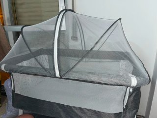 Minicuna gris para bebé con colchón