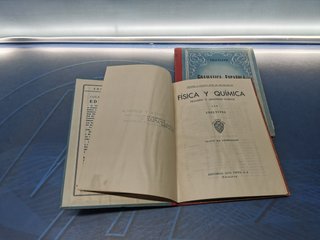 dos libros Solucionario Física -Química. Gramatica Española. Editorial Luis Vives. 1957