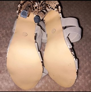 Sandalias tacón tiras elásticas beige
