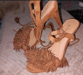 Sandalias tacón marrón con flecos y tiras