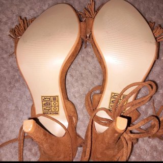 Sandalias tacón marrón con flecos y tiras