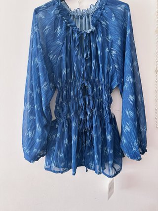 Blusa azul con estampado