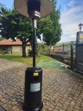 Estufa de terraza negra y plateada