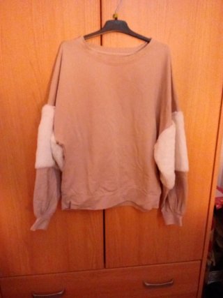 Sudadera Rosa con Mangas Peludas