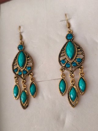 Pendientes dorados con diseño turquesa