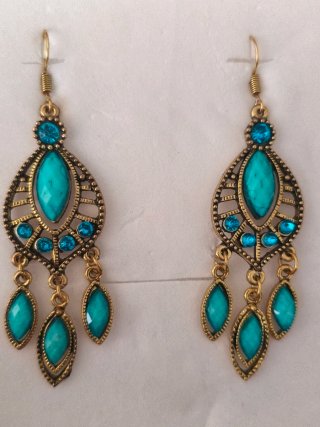 Pendientes dorados con diseño turquesa