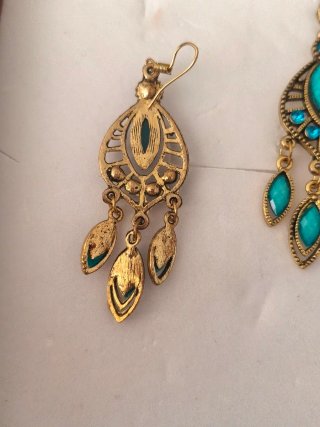 Pendientes dorados con diseño turquesa