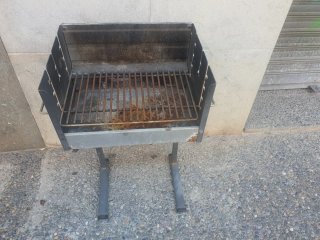 Barbacoa de metal gris