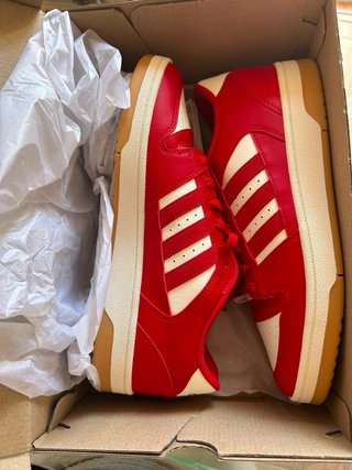 Zapatillas Adidas Rojas y Beige