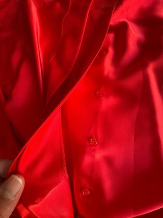 Blusa roja satinada drapeada