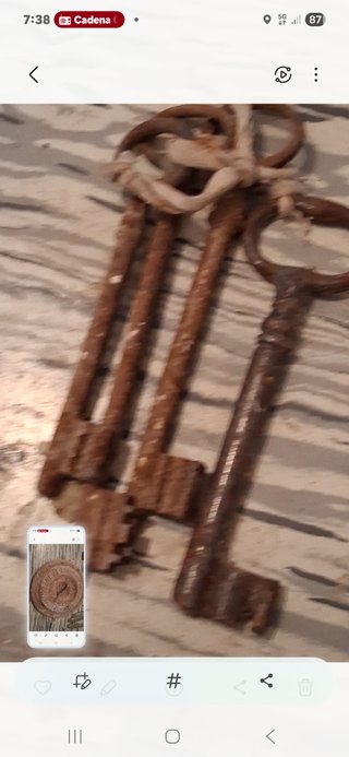 Set di vecchi oggetti in ferro: posate, chiavi e coperchio per stufa