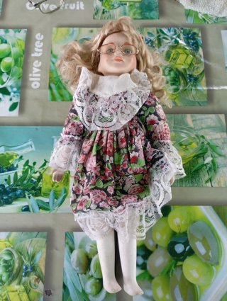 Muñeca porcelana vintage con gafas