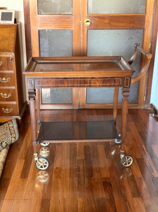 Camarera de madera con ruedas