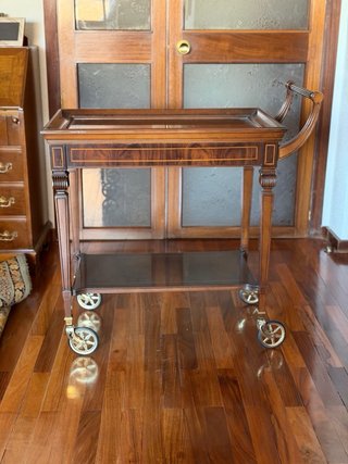 Camarera de madera con ruedas